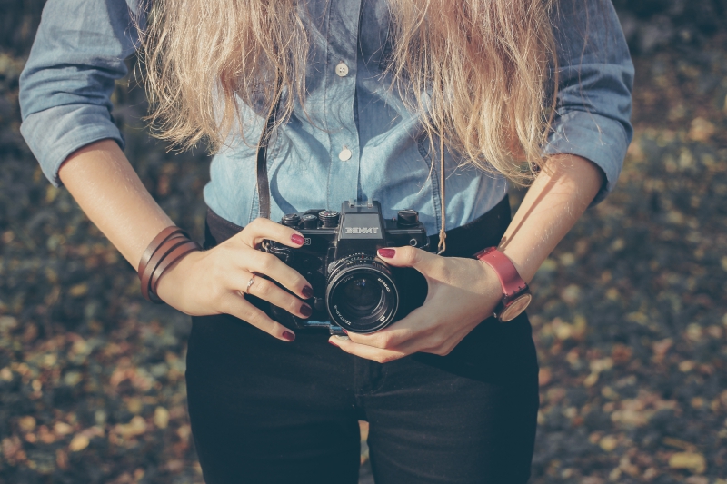 photographe-CASTILLON-min_hand-person-girl-woman-camera-photography-614-pxhere.com